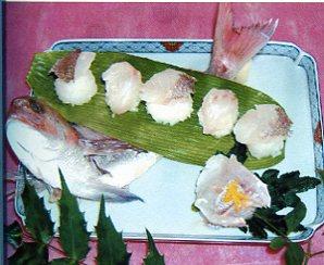 皿にタイの手まり寿司とタイの刺身が盛られている写真