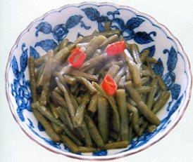 唐辛子ののった水菜の炒め物の写真
