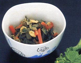 にんじん、野沢菜、豆の入った煮菜の写真