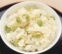 えだまめの緑色が鮮やかな「えだまめご飯」の写真