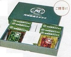 緑色の箱に袋詰めの漬物が各種入れられている写真