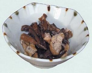 小鉢に、油揚げなどが入った干しズイキの油炒めが盛り付けられている写真