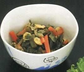 にんじんや豆の入った煮菜の写真