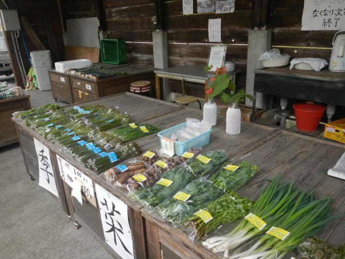 店頭には新鮮な野菜が並んでいる季菜市（ときないち）の様子の写真