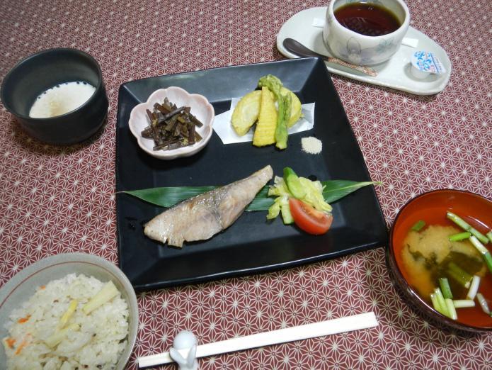 ごはん、天ぷら、焼き魚、みそ汁、コーヒーなどが並んでいる、茶のみ亭 おおやのランチメニューの写真