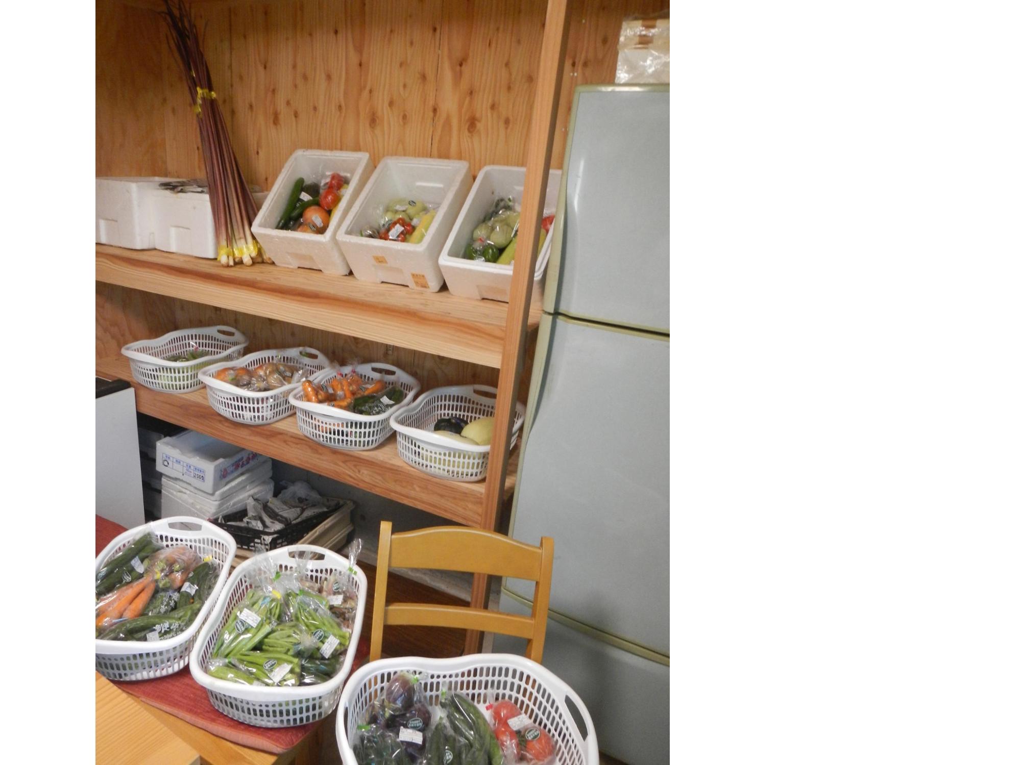 たくさんの地場産野菜が並んでいる、四季彩の店内の写真
