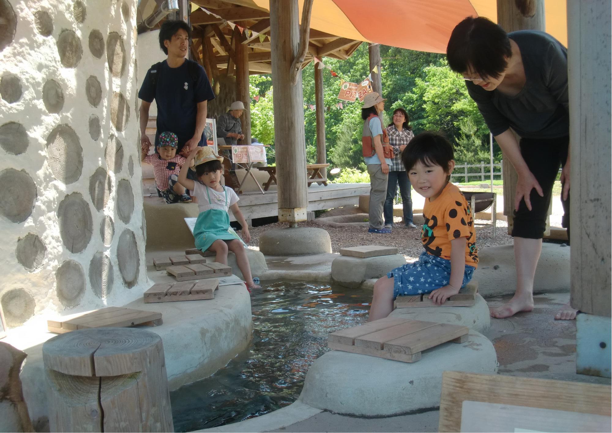 写真：足湯を楽しむ子供たち