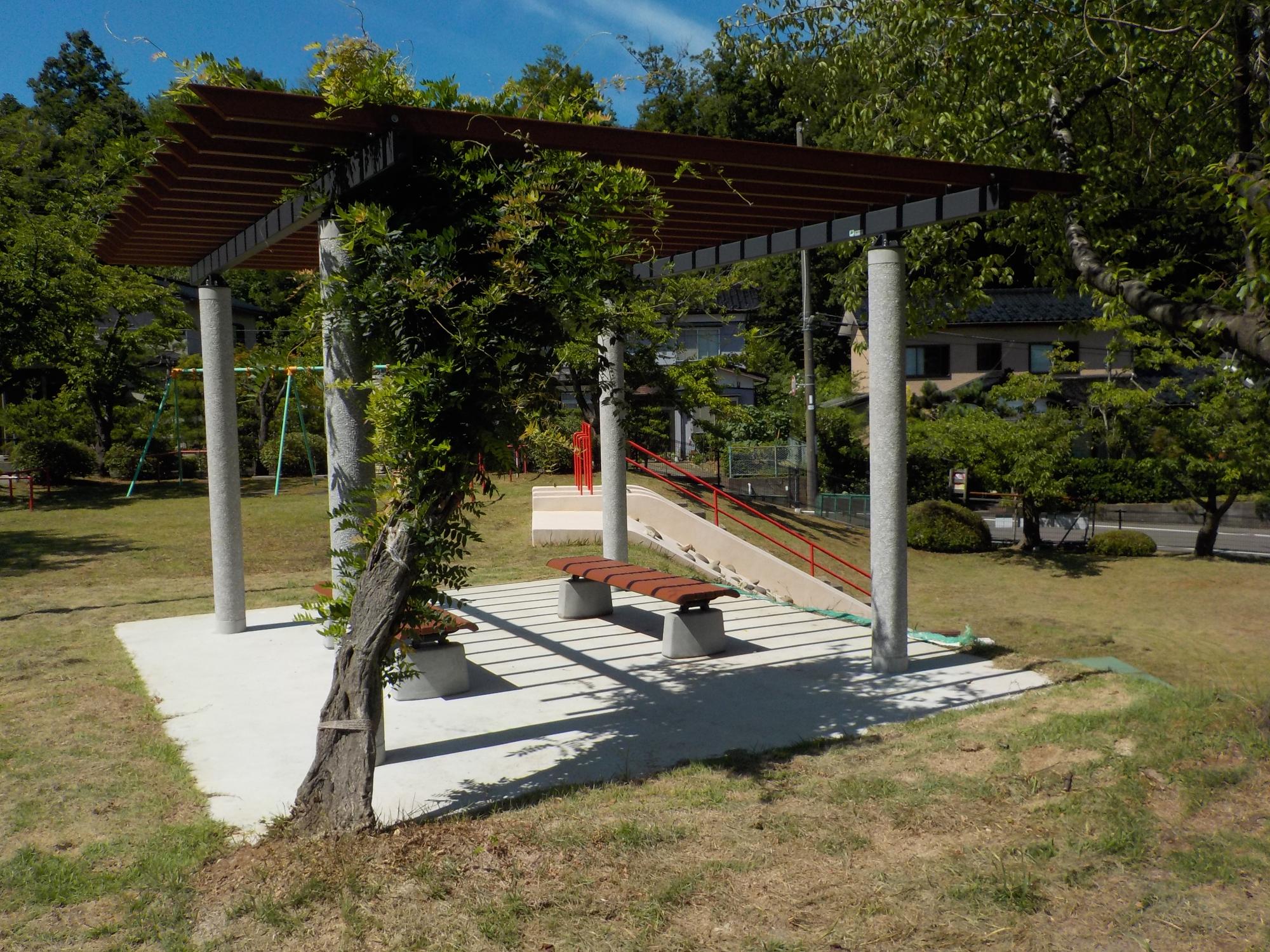 写真：パーゴラの下にベンチを向かい合わせに設置しています