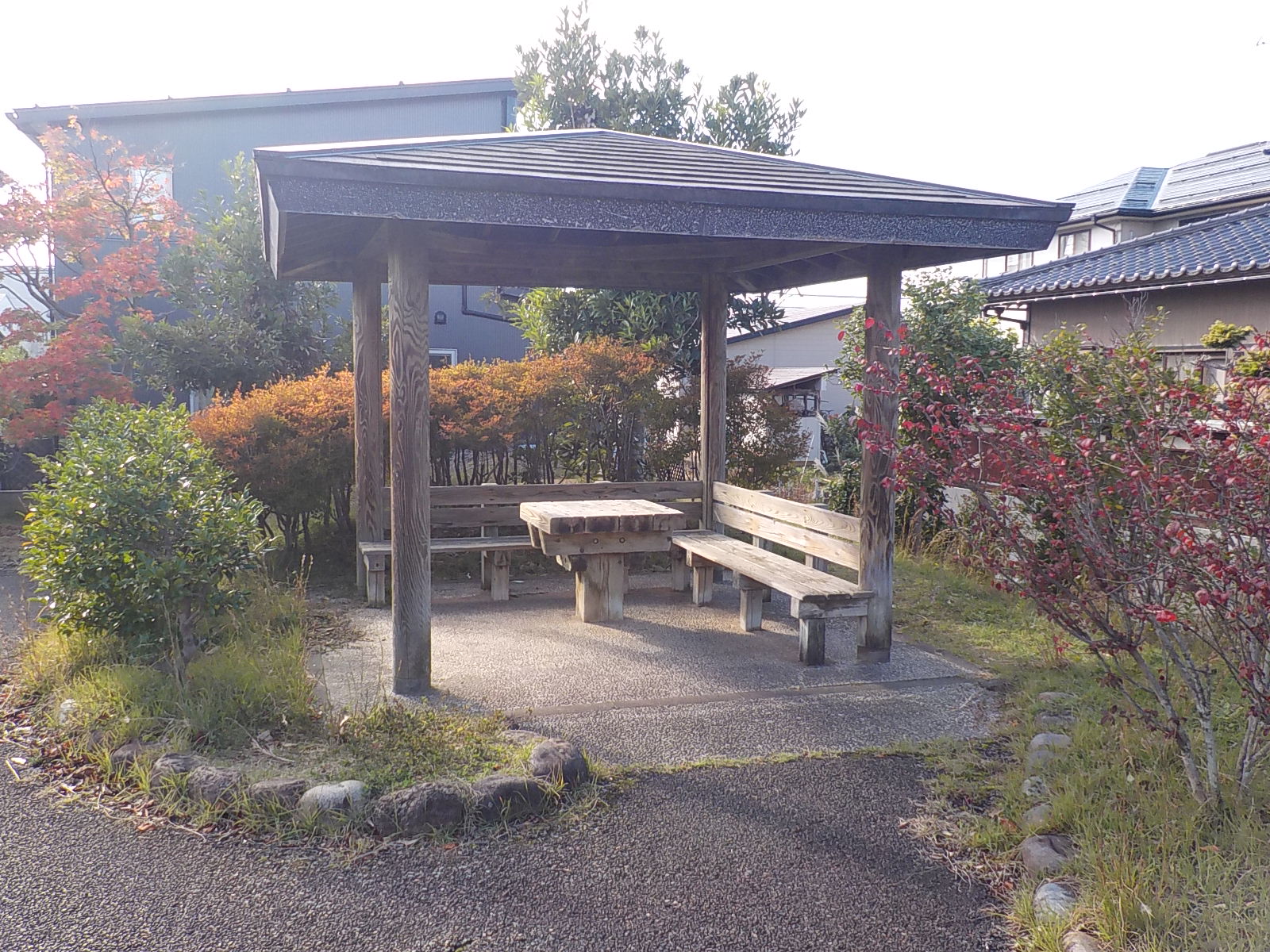 写真：屋根付きの休憩スペースがあります。ベンチがL字型に設置されています