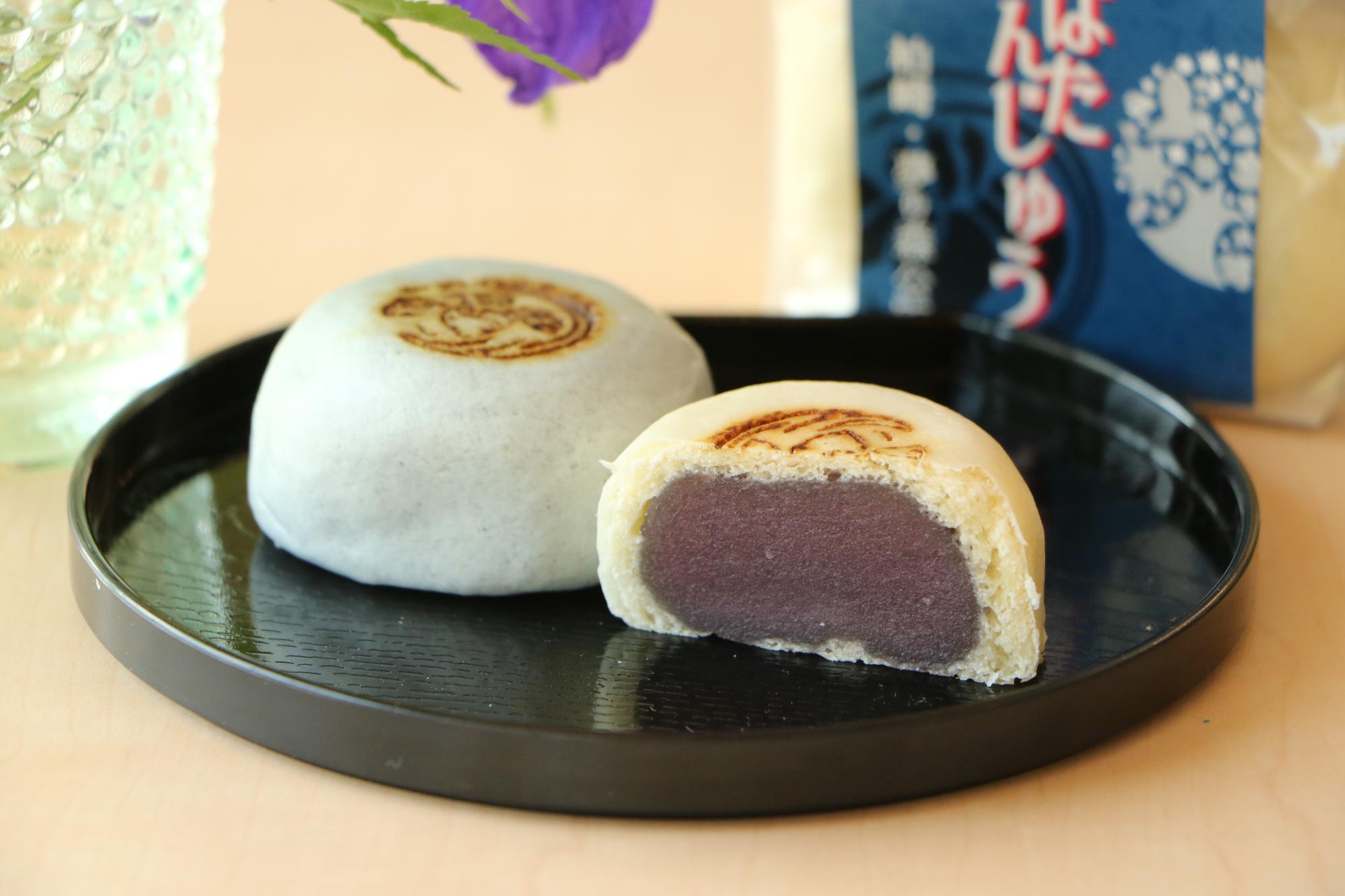 写真：こしあんがたっぷりつまったカキツバタまんじゅう。薄皮がほんのり青みを帯びています