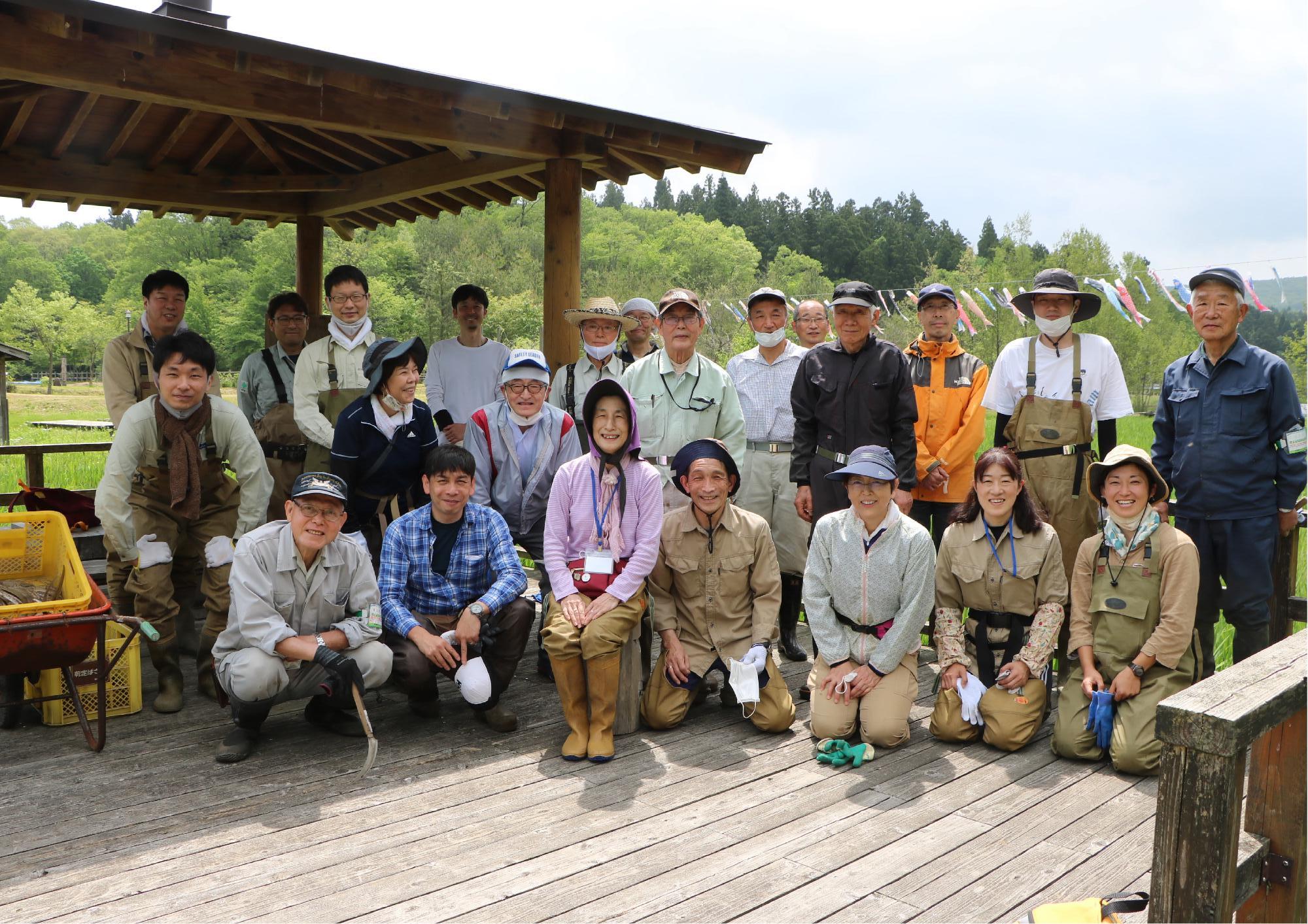 カキツバタの水辺の整備する市民ボランティアの皆さん