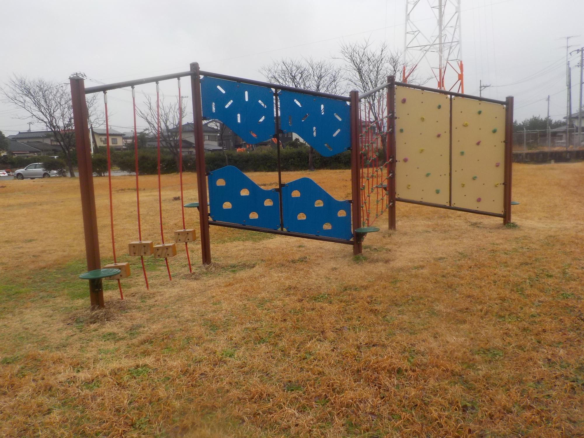 写真：クライミング遊具があります