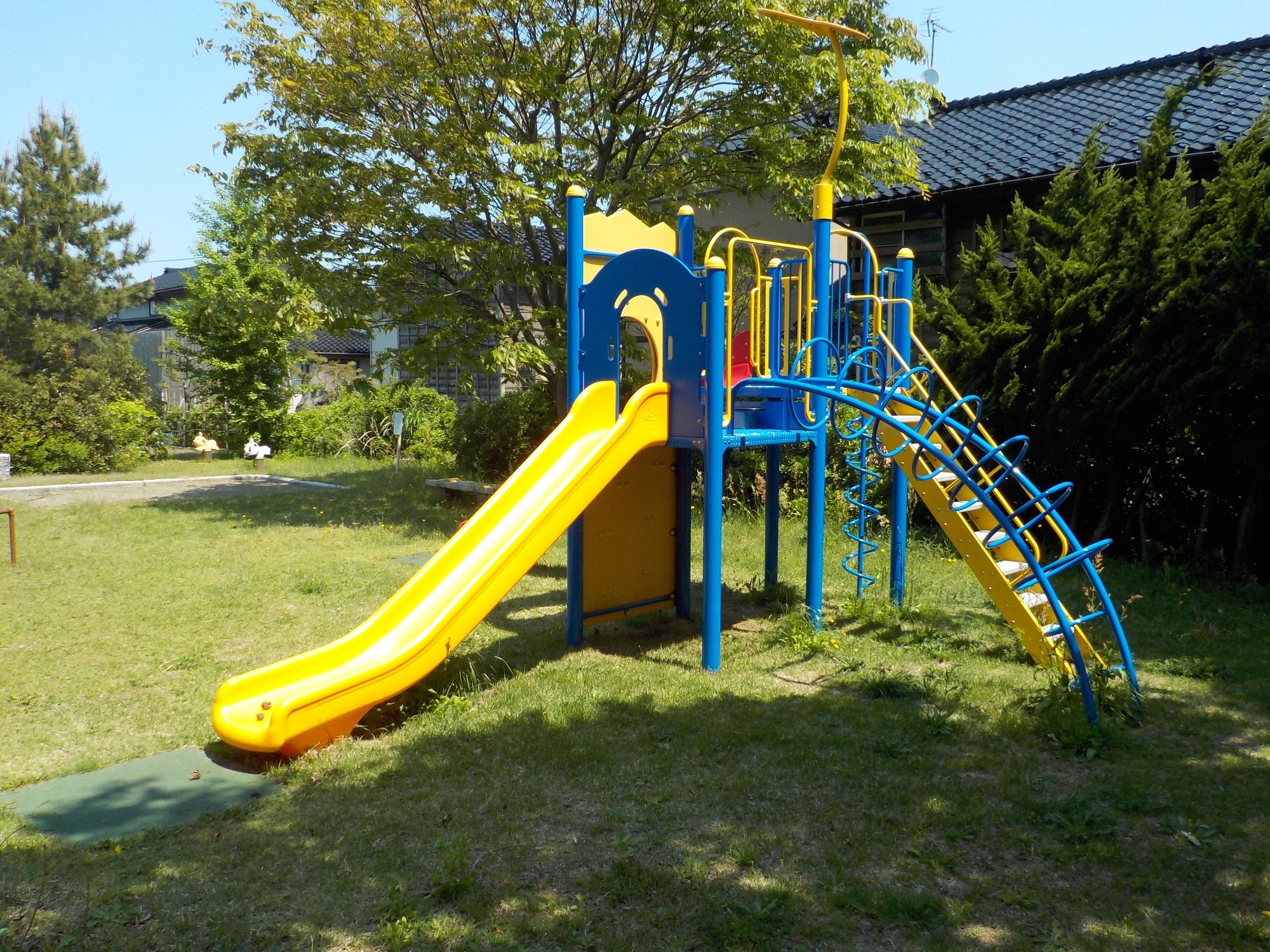 写真：滑り台やクライミング遊具、ラダーが1つになった複合遊具