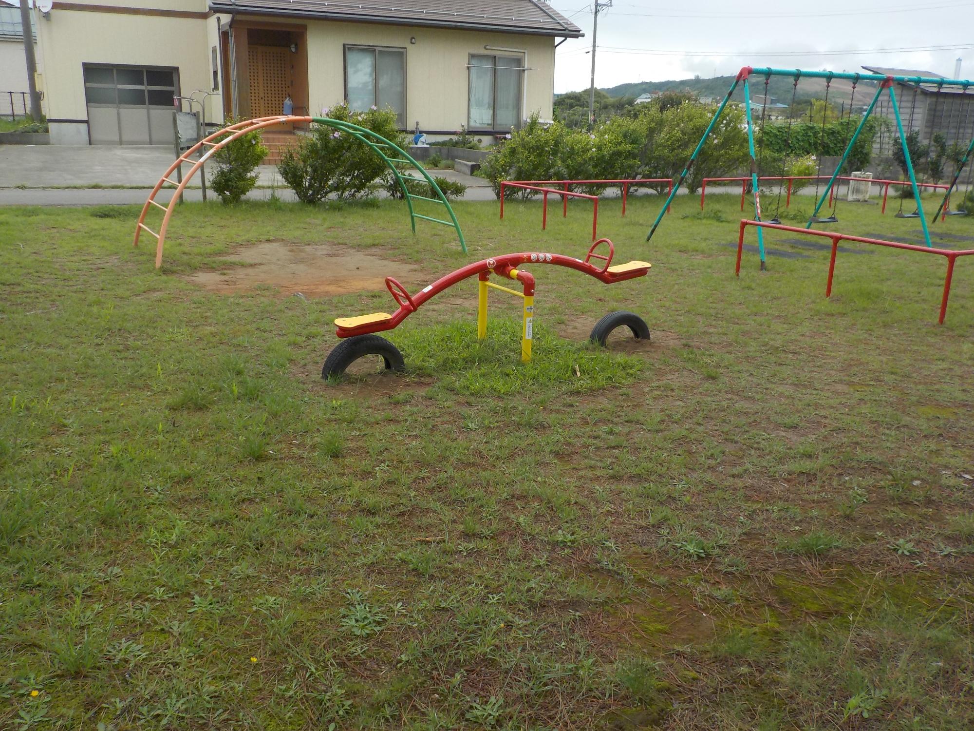 シーソーや太鼓橋、ブランコなどの遊具