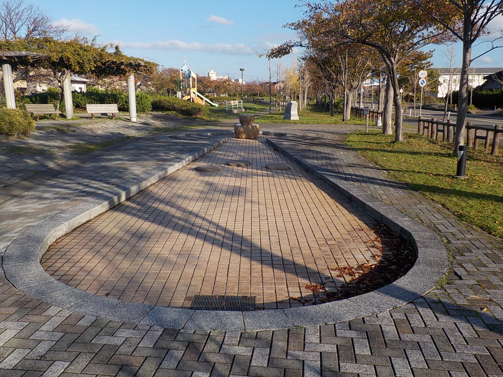 写真：公園の全景。写真中央に水の流れる広場があります。