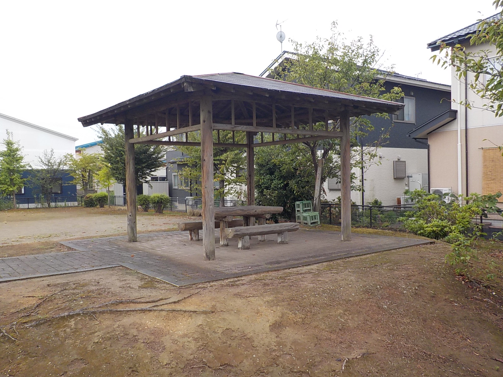 写真：丸太型のベンチとテーブルが設置されたあずまや