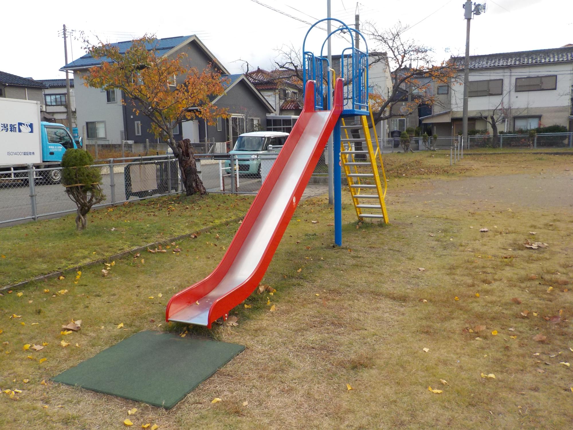 写真：滑り台が1台あります。