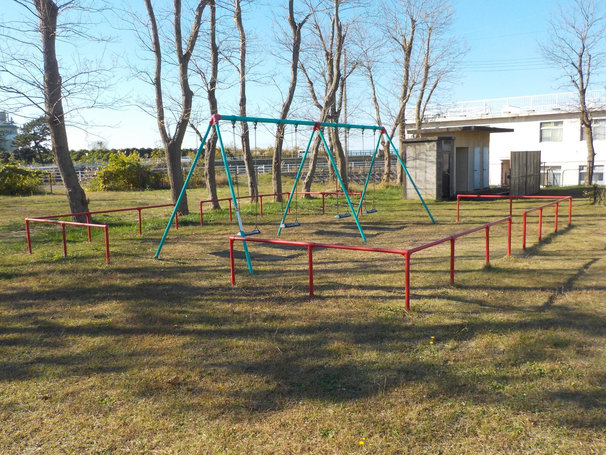 写真：4連ブランコがあります