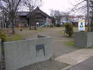 公園の奥に神社が写っている写真