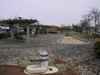 水飲み場とベンチのある広場の写真