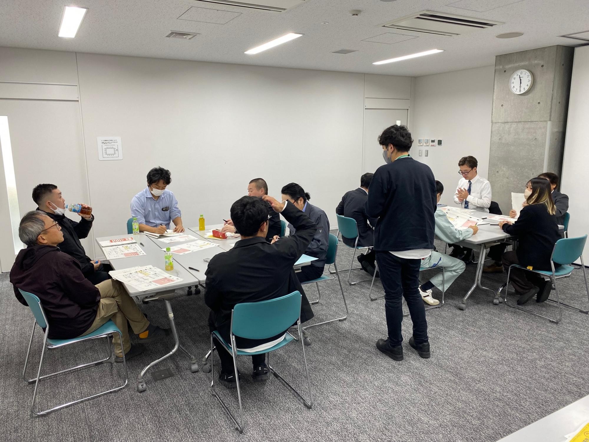 写真：第3回委員会の様子。空家等対策計画の改定に向けて、委員と支援法人がワークショップを行っています。