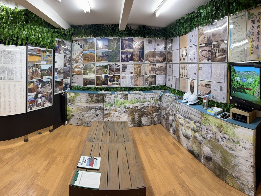 写真：柏崎の水道90年のあゆみの写真が展示されている室内