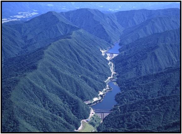 上空から望む谷根ダムと赤岩ダムの写真