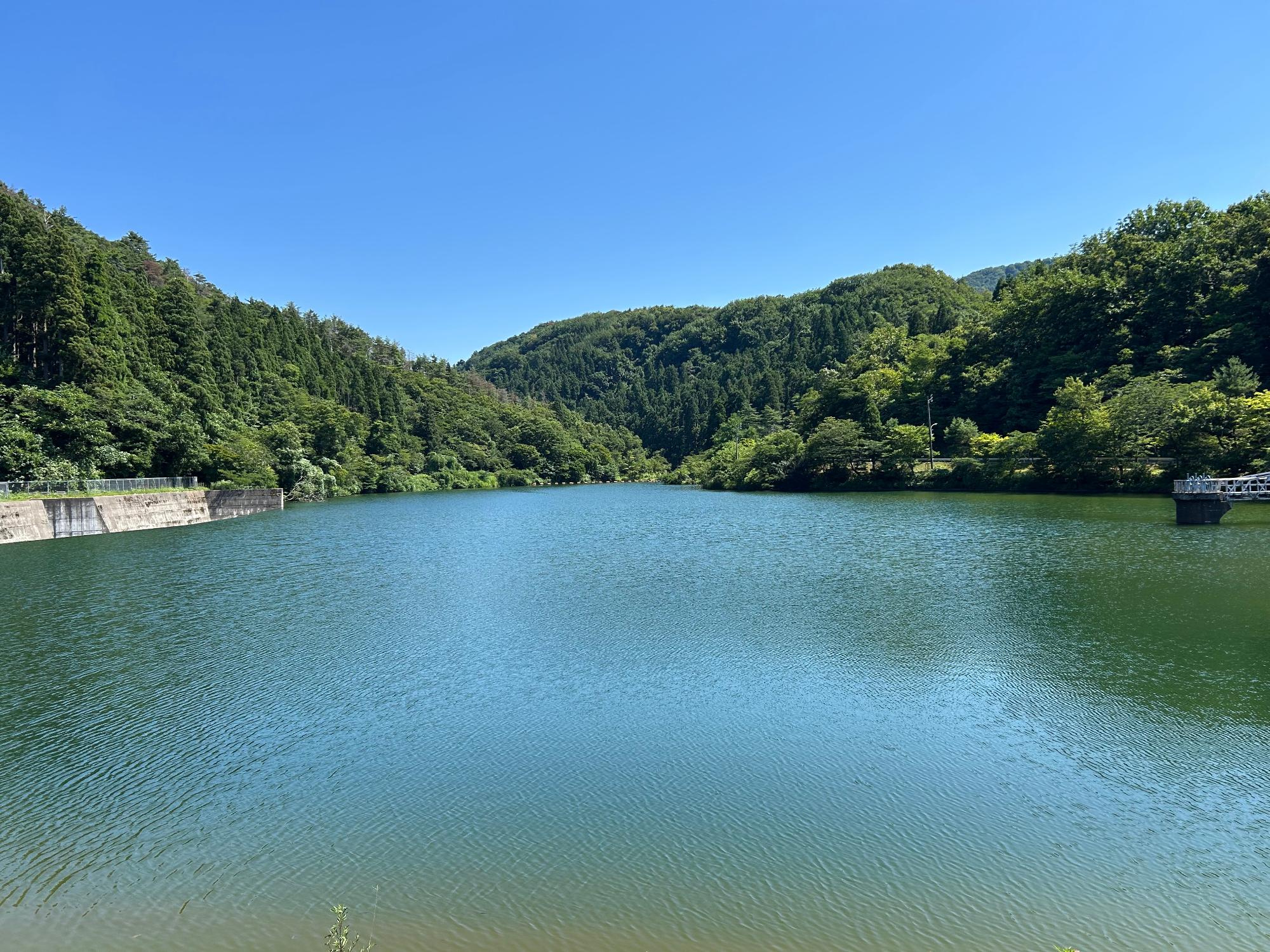 十分な水量をたたえた川内ダムの写真