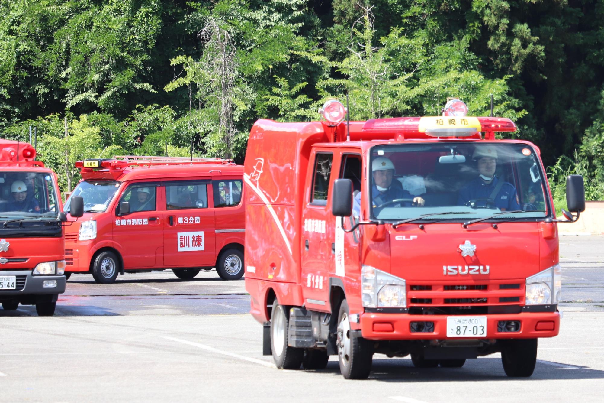 写真：柏崎市消防団車両が連なって通過していく様子
