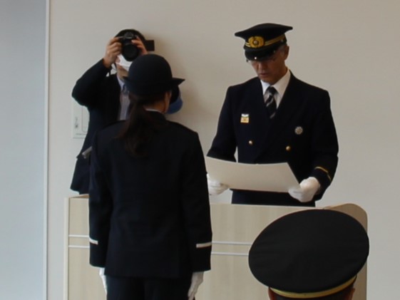 写真：市長から表彰を受ける女性消防隊副隊長