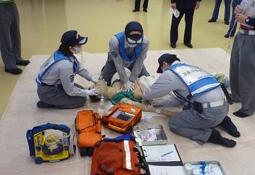 救急隊員が救急活動の訓練を披露している写真