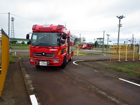 自動車学校のコースで運転技術の訓練をしている写真