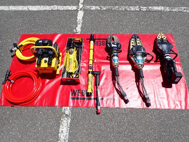 救助工作車に積載されている大型油圧救助資機材