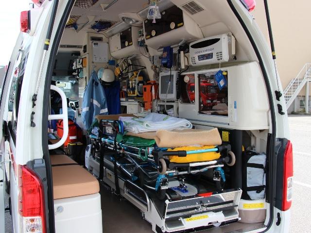 救急車の後部ドアが開いて、車内に資機材が積載されている写真