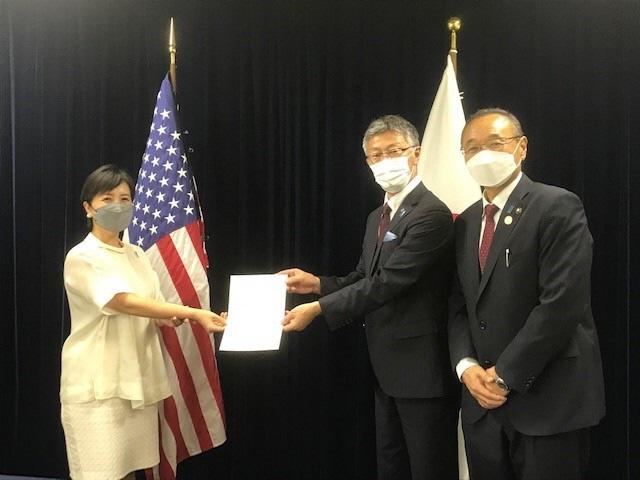 在日米国大使館のブヨン・リー一等書記官に、大統領宛てのメッセージを手渡す柏崎市長と佐渡市長