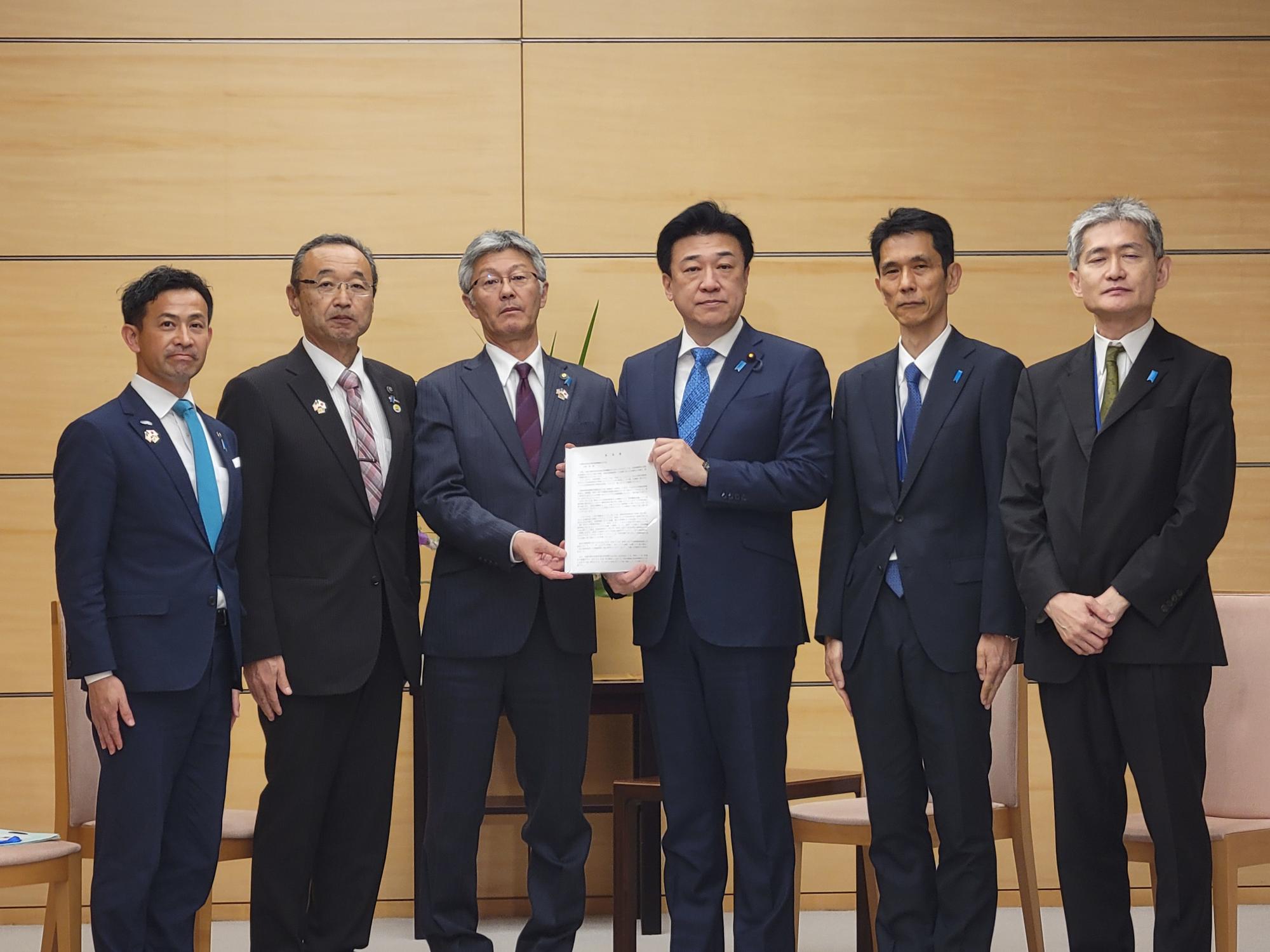 写真：木原内閣官房長官兼拉致問題担当大臣（中央）に要望書を手交する拉致関係関係市連絡会の3市長。