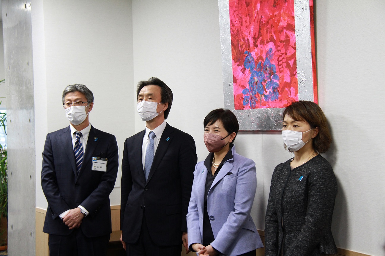 写真左から、櫻井市長、蓮池薫氏、在日米国大使館政治部ブヨン・リー一等書記官、東方麻由子政務補佐官