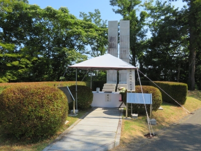 （イメージ）満州柏崎村の塔前に献花台を設置します