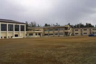 荒浜小学校の校舎と体育館、グラウンドが写っている写真