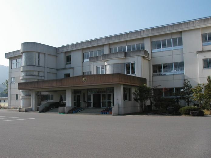 鯖石小学校の校舎が正面玄関側から撮影された写真