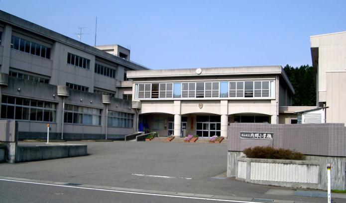 内郷小学校の正門と校舎の写真