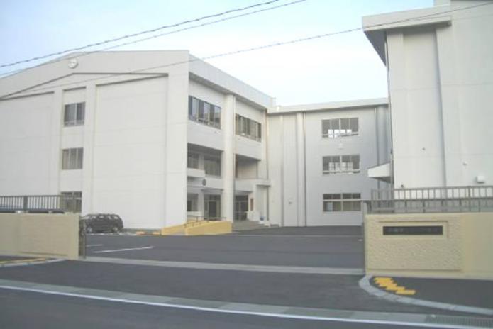 3階建ての校舎がコの字になって建てられている正門側から撮影した第二中学校の写真