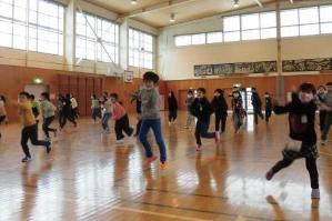 体育館でダンスの指導を受ける児童たちの写真