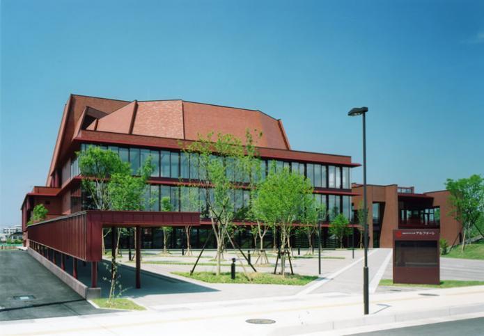 赤レンガをモチーフとした外壁の文化会館アルフォーレの写真