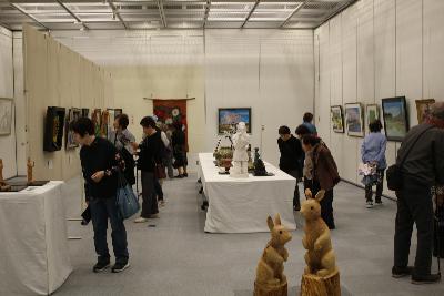 写真：第68回市展の展示作品に見入る来場者がいます
