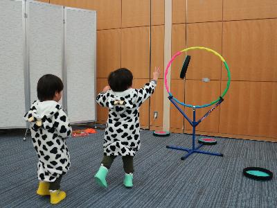 写真：ディスクを投げて楽しむ2人の幼児