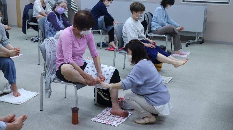 写真：過去に開講した足つぼ講座の様子