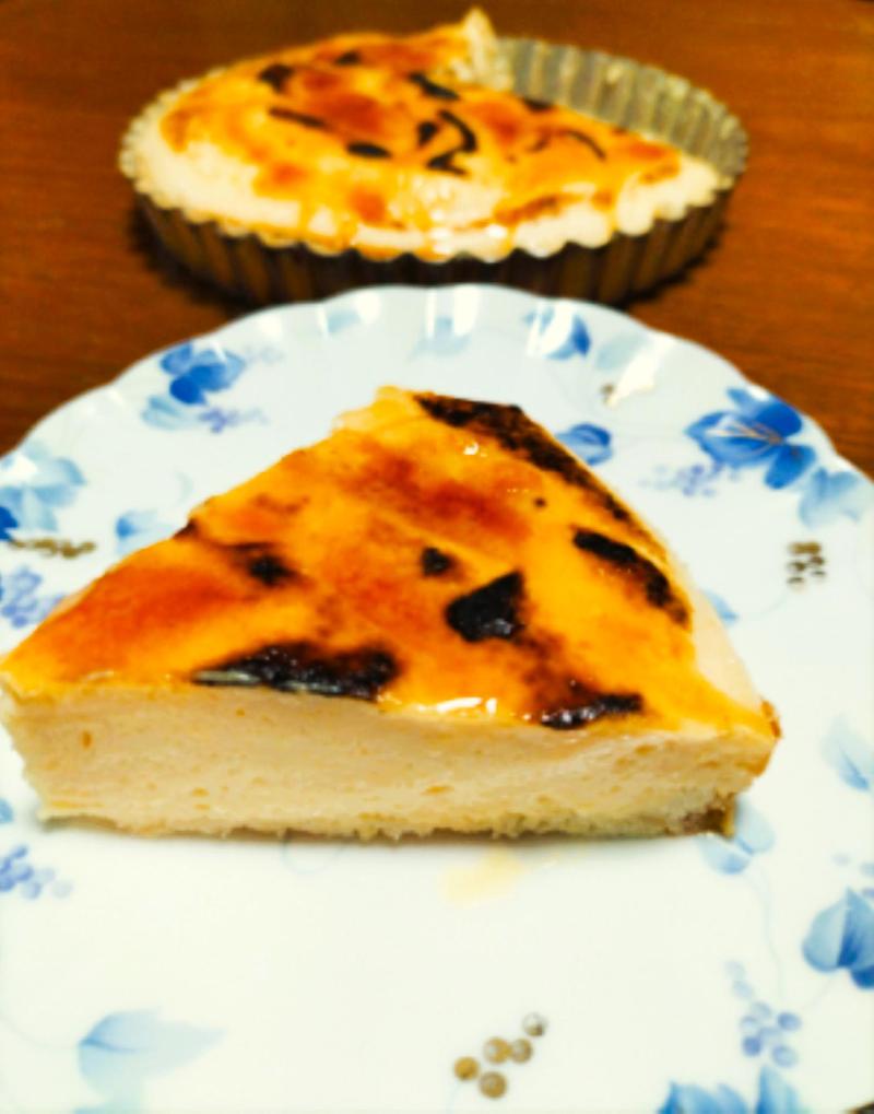 写真：香ばしい焼き目とふんわり軽やかなクリームが調和した、洗練されたフランスの伝統菓子