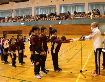 表彰式で表彰状を受け取る子どもたちの写真