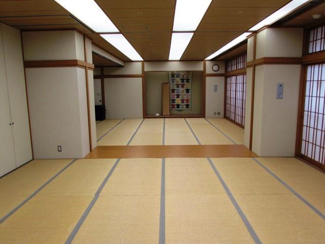 二間続きの和室で、奥には床の間があり、着物をデザインしたキルトが飾ってある写真